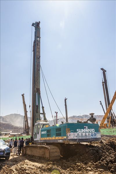 开云官方注册-开云(中国)
智能旋挖钻机助力昆明高铁站建设