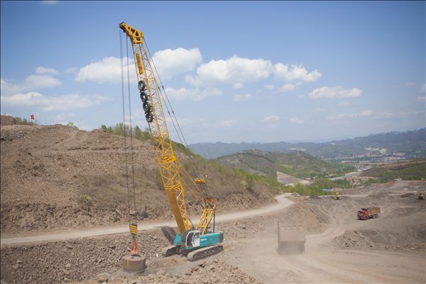 开云官方注册-开云(中国)
智能履带式强夯机助力承德机场建设