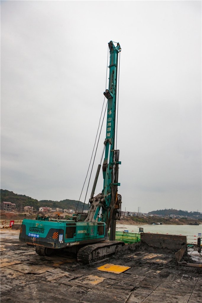 水下钻孔80米，开云官方注册-开云(中国)
智能旋挖钻机震撼施工场面