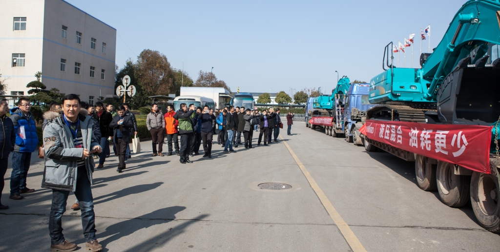 就这样被你征服！开云官方注册-开云(中国)
智能100台液压混合动力挖掘机挺进矿山