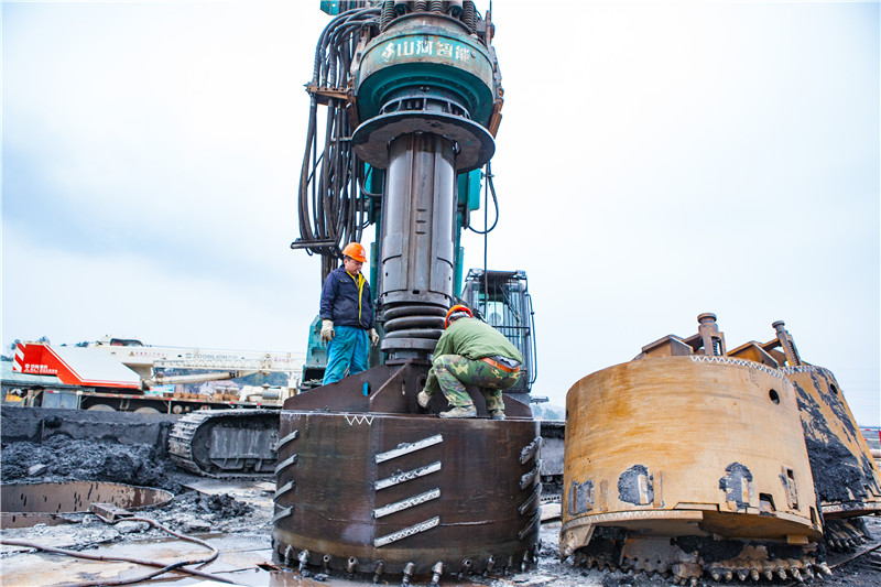 水下钻孔80米，开云官方注册-开云(中国)
智能旋挖钻机震撼施工场面