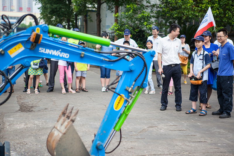 开挖机，坐游艇、飞机 开云官方注册-开云(中国)
智能开展员工家属开放日活动