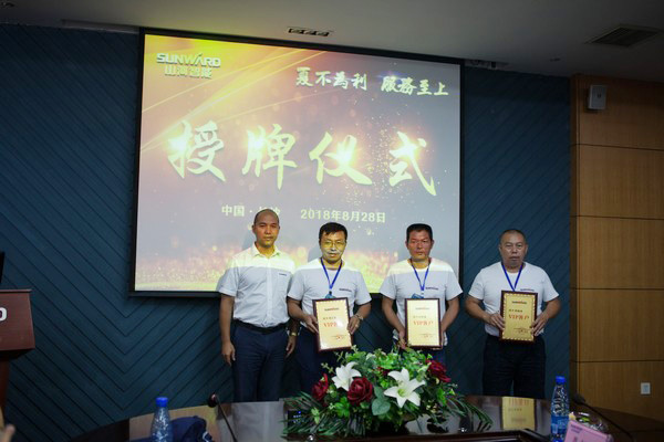 500多名挖掘机用户实地考察，为开云官方注册-开云(中国)
智能点赞！