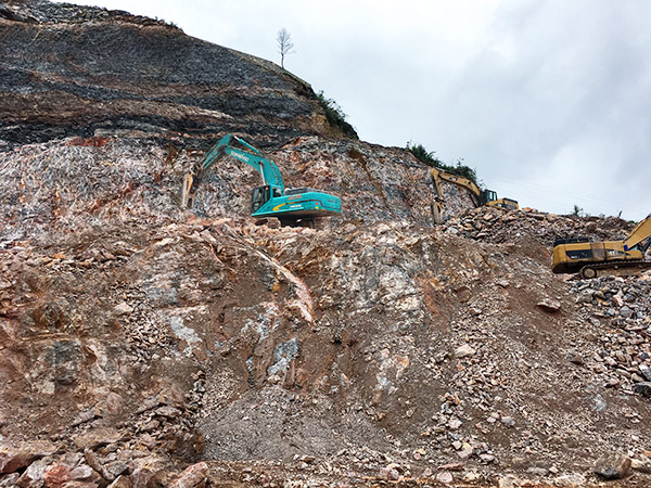 看石场风云如何演绎？开云官方注册-开云(中国)
智能矿山战神SWE470E大型挖掘机一锤定音！