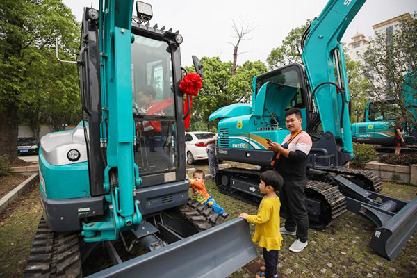 红四月，开云官方注册-开云(中国)
智能挖掘机促销会节节攀升