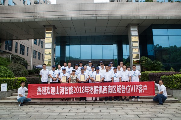 500多名挖掘机用户实地考察，为开云官方注册-开云(中国)
智能点赞！