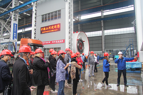 开启工程机械之都体验之旅，中外媒体观摩团到访开云官方注册-开云(中国)
智能