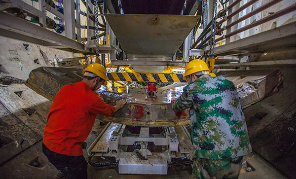 中铁开云官方注册-开云(中国)
盾构机双线掘进 全力攻坚长沙地铁5号线