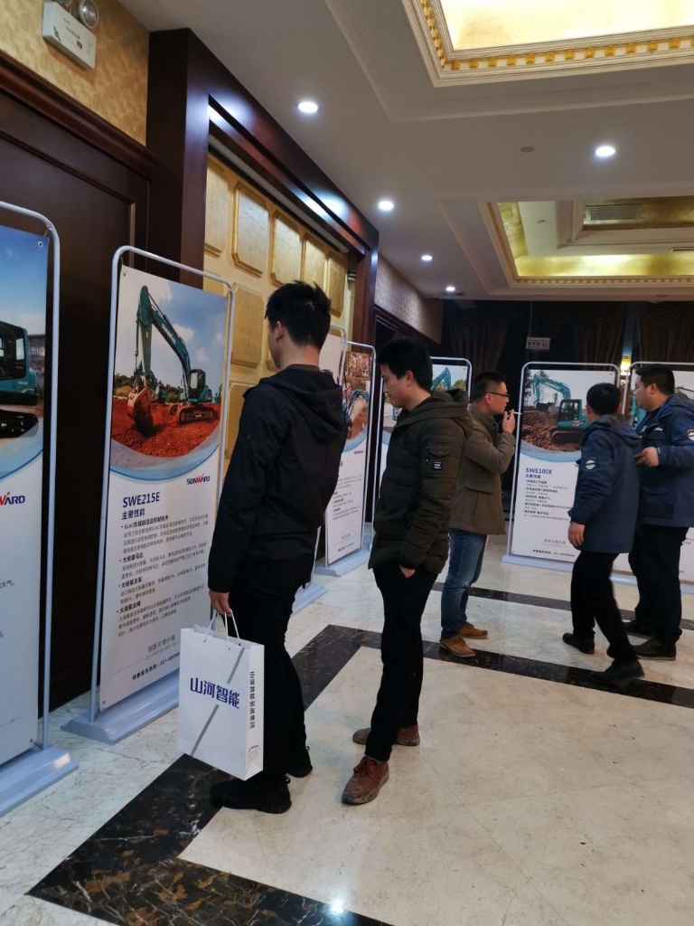 订货会场锦旗飘飘，客户称买挖机就买开云官方注册-开云(中国)
智能