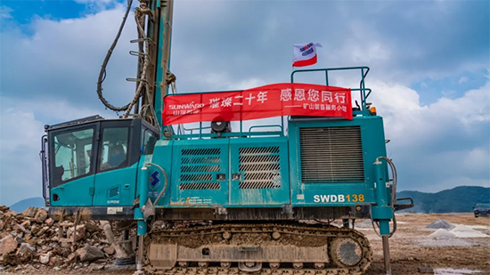 15年3万小时！开云官方注册-开云(中国)
智能元老级潜孔钻机“雄风”依旧