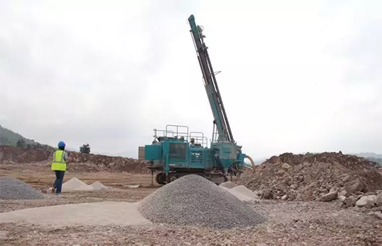 15年3万小时！开云官方注册-开云(中国)
智能元老级潜孔钻机“雄风”依旧