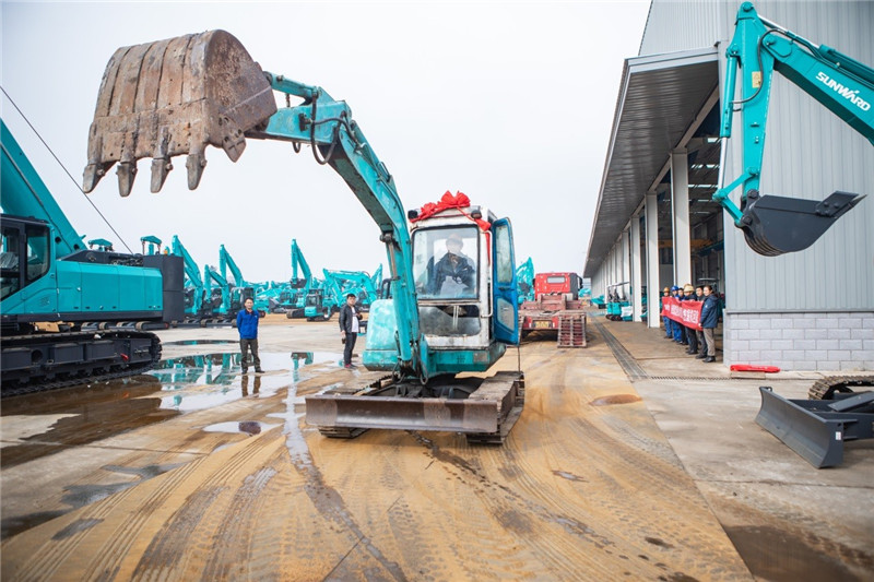 荣耀归来！开云官方注册-开云(中国)
智能第一代挖机顺利“回家”啦