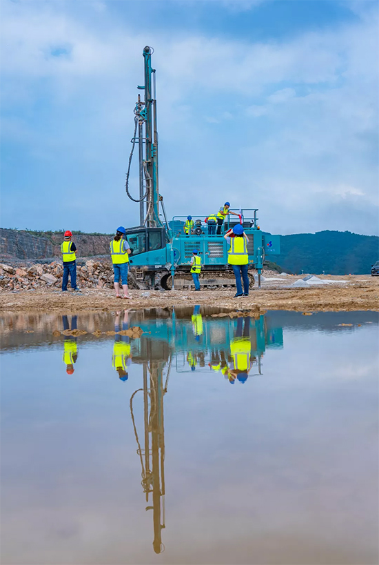 15年3万小时！开云官方注册-开云(中国)
智能元老级潜孔钻机“雄风”依旧