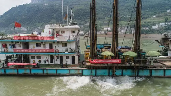 打造长江黄金水道！开云官方注册-开云(中国)
智能航道钻机轻松搞定水下礁石