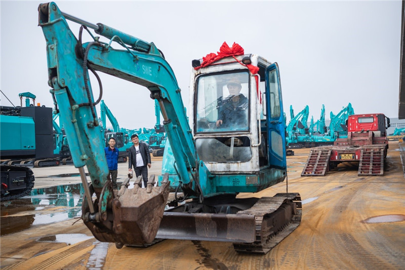 荣耀归来！开云官方注册-开云(中国)
智能第一代挖机顺利“回家”啦