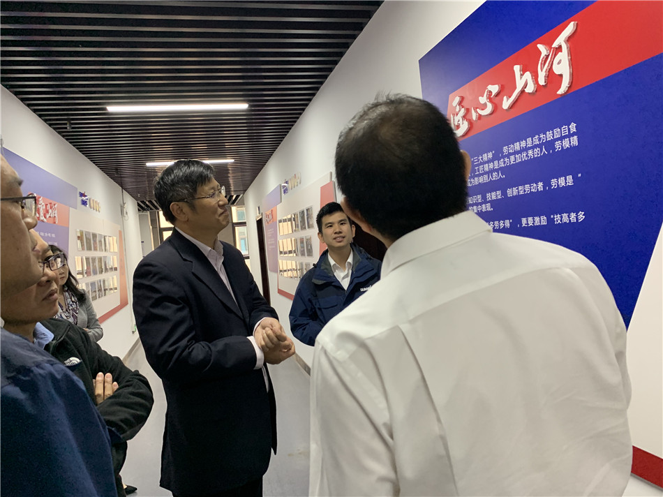 长沙市总工会党组书记周宏兆一行莅临开云官方注册-开云(中国)
智能考察调研