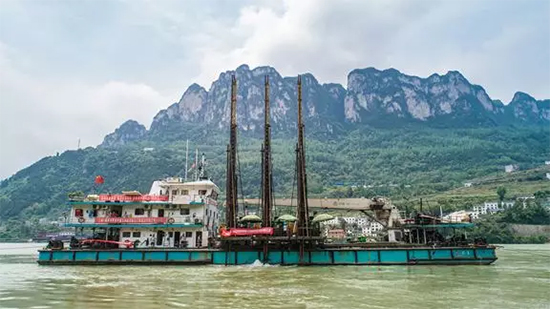 打造长江黄金水道！开云官方注册-开云(中国)
智能航道钻机轻松搞定水下礁石