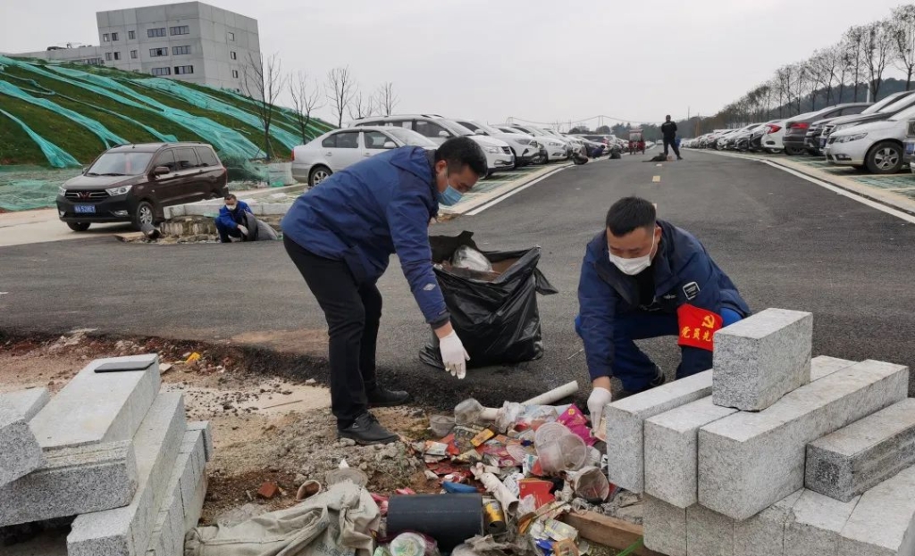 开云官方注册-开云(中国)
智能党员志愿者开展义务环境清扫