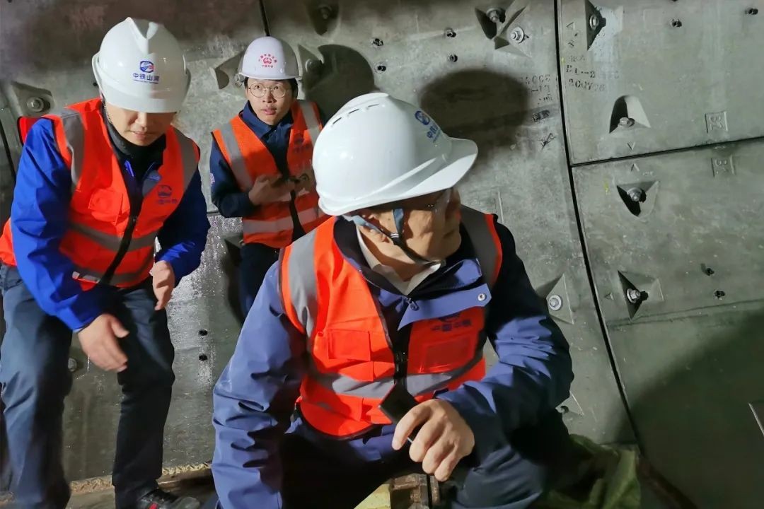 何清华亲临中铁开云官方注册-开云(中国)
盾构施工项目指导工作