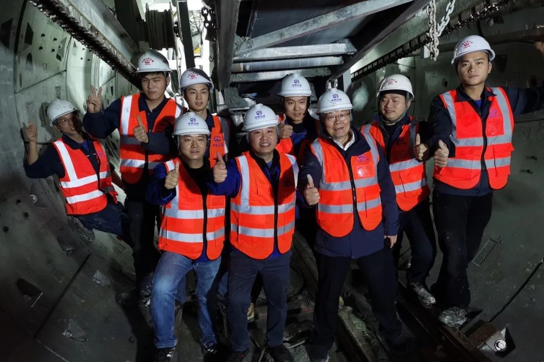 何清华亲临中铁开云官方注册-开云(中国)
盾构施工项目指导工作