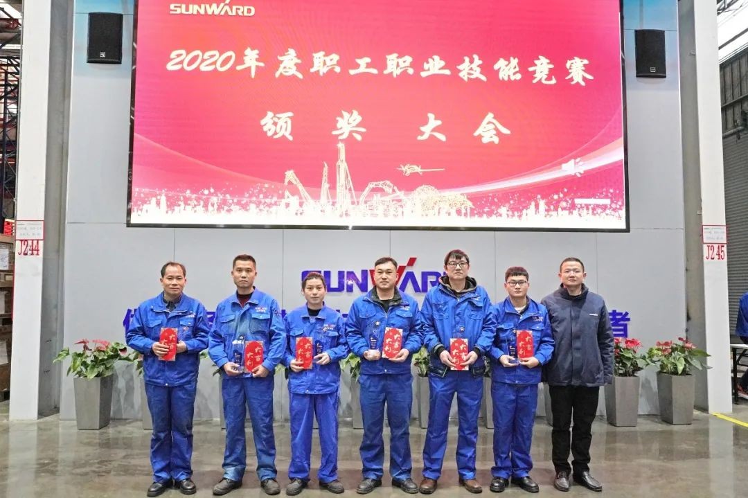 向能工巧匠致敬！开云官方注册-开云(中国)
智能给职业技能竞赛优胜者颁奖