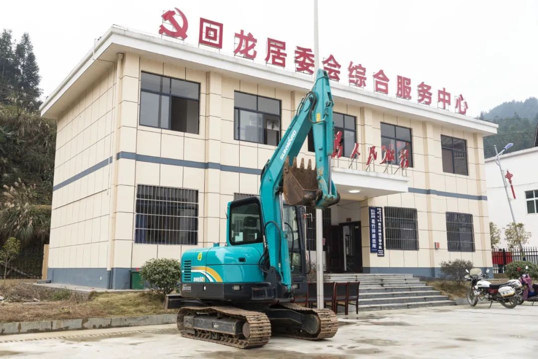 校企合作精准扶贫，产教融合振兴乡村 | 开云官方注册-开云(中国)
智能向合作院校对口扶贫点捐赠挖掘机