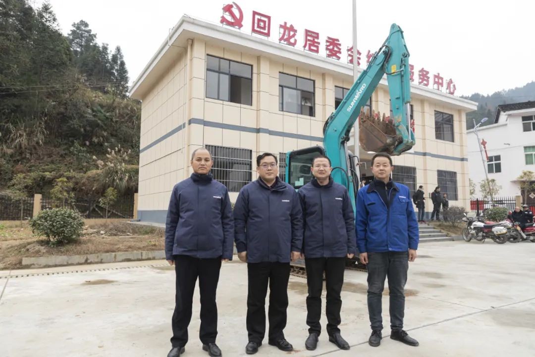 校企合作精准扶贫，产教融合振兴乡村 | 开云官方注册-开云(中国)
智能向合作院校对口扶贫点捐赠挖掘机