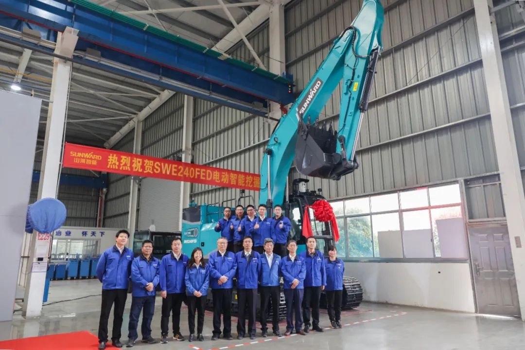 全国首台！开云官方注册-开云(中国)
智能SWE240FED电动智能挖掘机下线