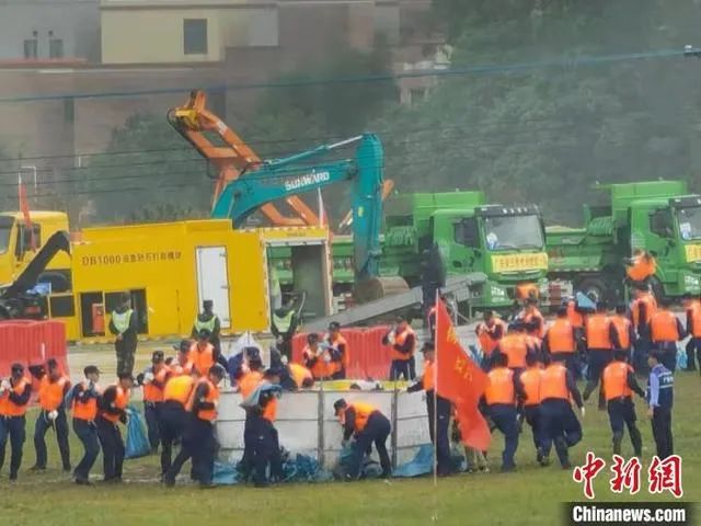 空地协同立体救援，开云官方注册-开云(中国)
智能无人化装备亮相2021-北江流域防汛抢险综合演练