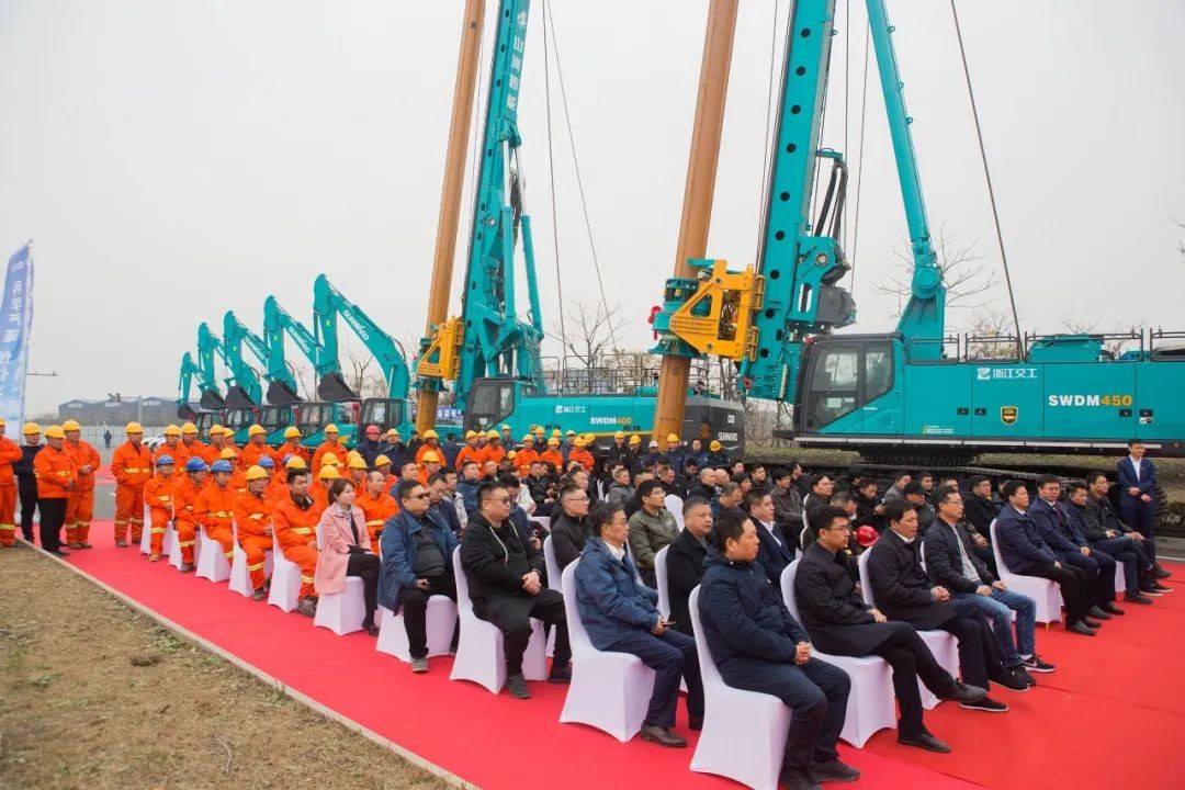 开云官方注册-开云(中国)
智能旋挖钻机全面参建中国首条智慧高速公路