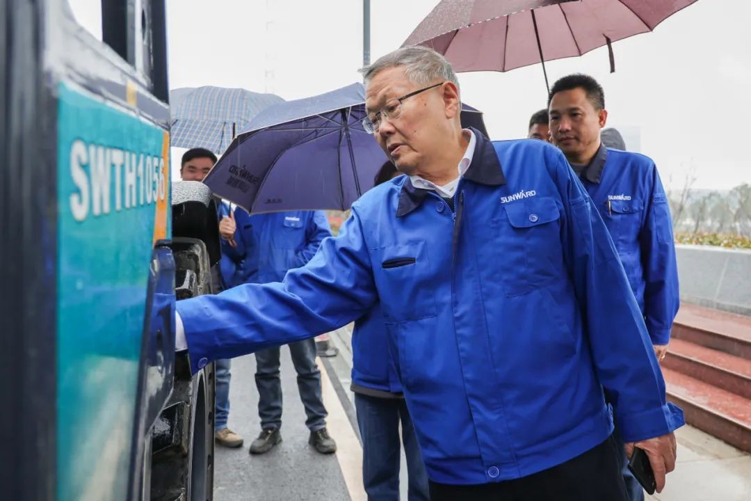 开云官方注册-开云(中国)
智能SWTH1056伸缩臂叉装车新机下线