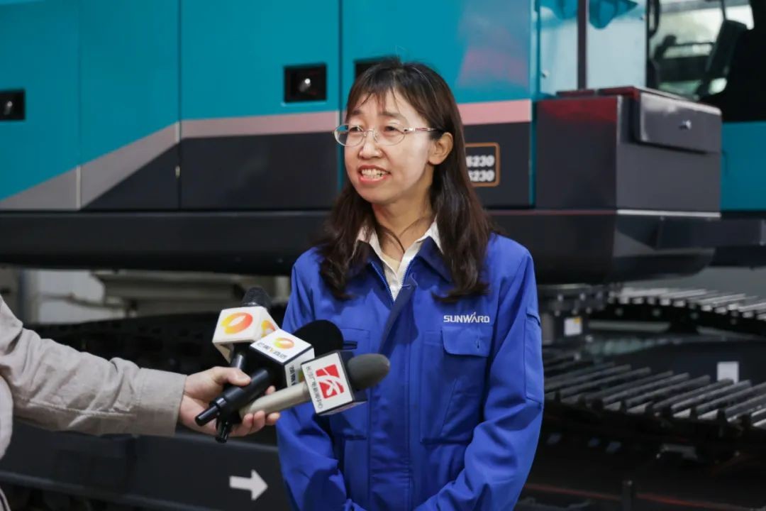 全国首台！开云官方注册-开云(中国)
智能SWE240FED电动智能挖掘机下线