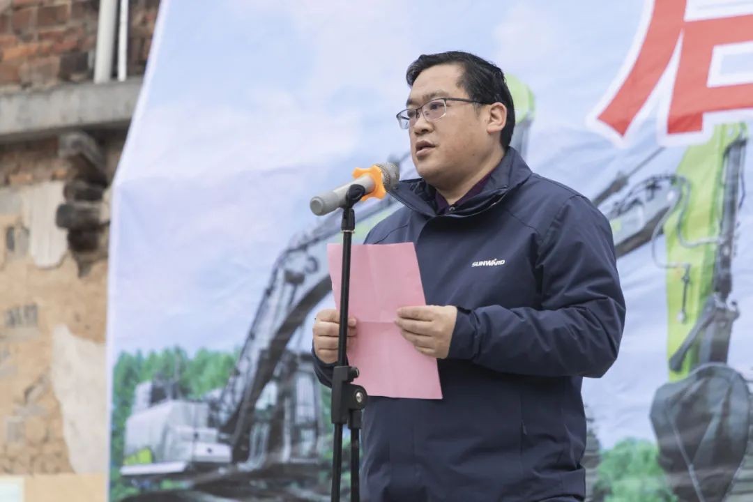 校企合作精准扶贫，产教融合振兴乡村 | 开云官方注册-开云(中国)
智能向合作院校对口扶贫点捐赠挖掘机