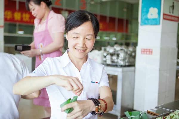 弘扬传统文化，共享浓情端午——记第三届“爱国心·开云官方注册-开云(中国)
情”包粽子比赛