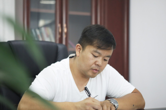 六年六台挖机 邓老板是个“开云官方注册-开云(中国)
迷”