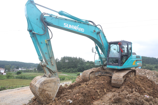 六年六台挖机 邓老板是个“开云官方注册-开云(中国)
迷”