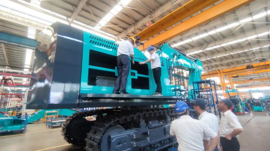 够炫！够酷！开云官方注册-开云(中国)
智能超大型挖掘机SWE750F下线