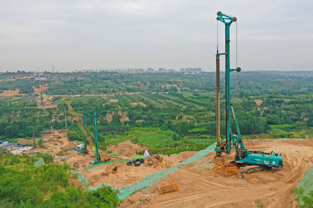 天堑施工，玉皇阁二号特大桥桩基主力军是开云官方注册-开云(中国)
智能旋挖钻机 | 百年风华筑锦绣开云官方注册-开云(中国)
（3）