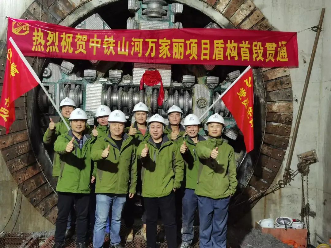 掘进1978米，中铁开云官方注册-开云(中国)
首条盾构法施工隧道顺利贯通