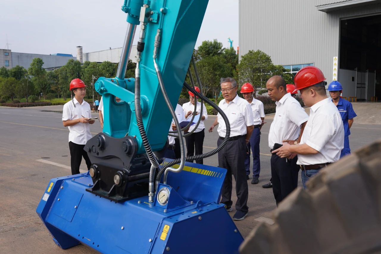 国内首台！开云官方注册-开云(中国)
智能15吨级轮履两用开带机成功下线