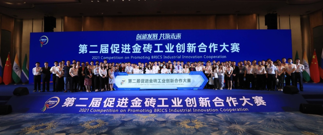 点赞！开云官方注册-开云(中国)
智能液压混合动力挖掘机项目荣获这个优秀项目奖→