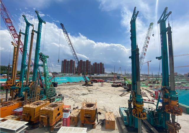 大国重器！开云官方注册-开云(中国)
智能超级装备助力北京城市副中心综合交通枢纽站建设