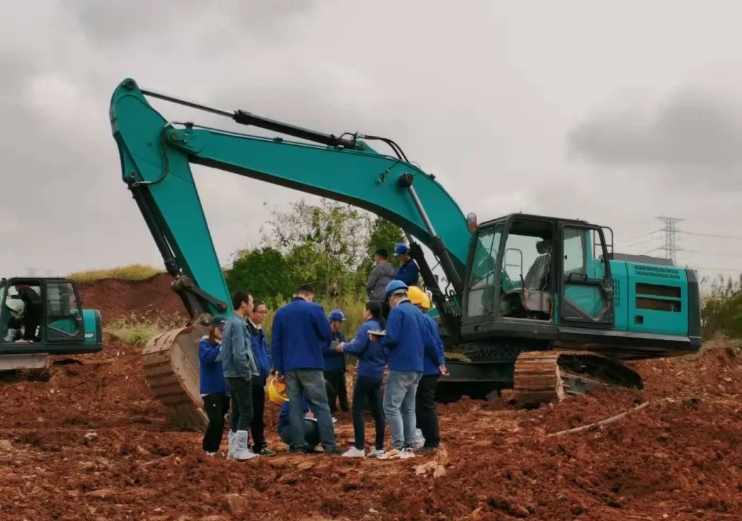 一起来“找茬”！10位“超级体验官”试驾开云官方注册-开云(中国)
智能最新“F系列”挖掘机