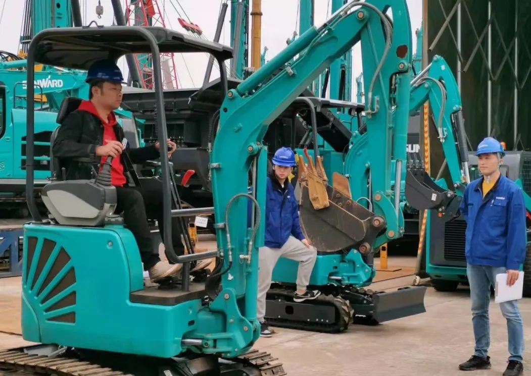 一起来“找茬”！10位“超级体验官”试驾开云官方注册-开云(中国)
智能最新“F系列”挖掘机