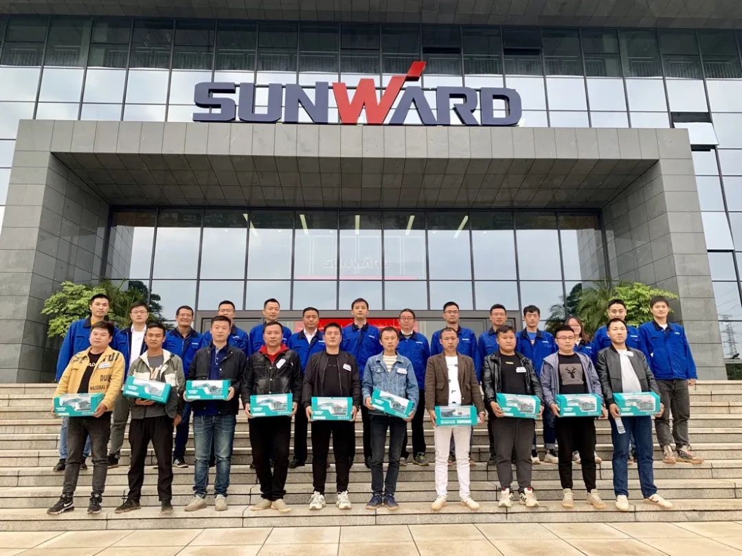 一起来“找茬”！10位“超级体验官”试驾开云官方注册-开云(中国)
智能最新“F系列”挖掘机