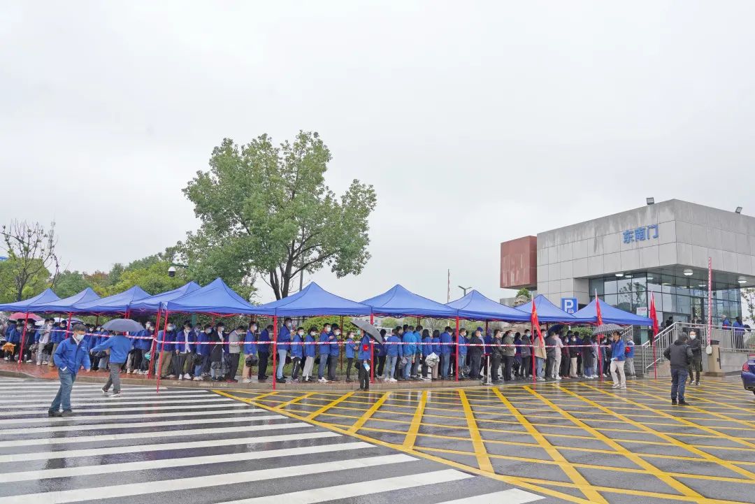 采样完成率近100%！开云官方注册-开云(中国)
智能第一时间开展全员核酸检测，保障安全生产