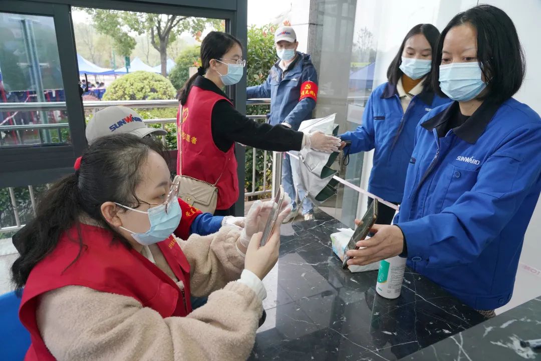 采样完成率近100%！开云官方注册-开云(中国)
智能第一时间开展全员核酸检测，保障安全生产