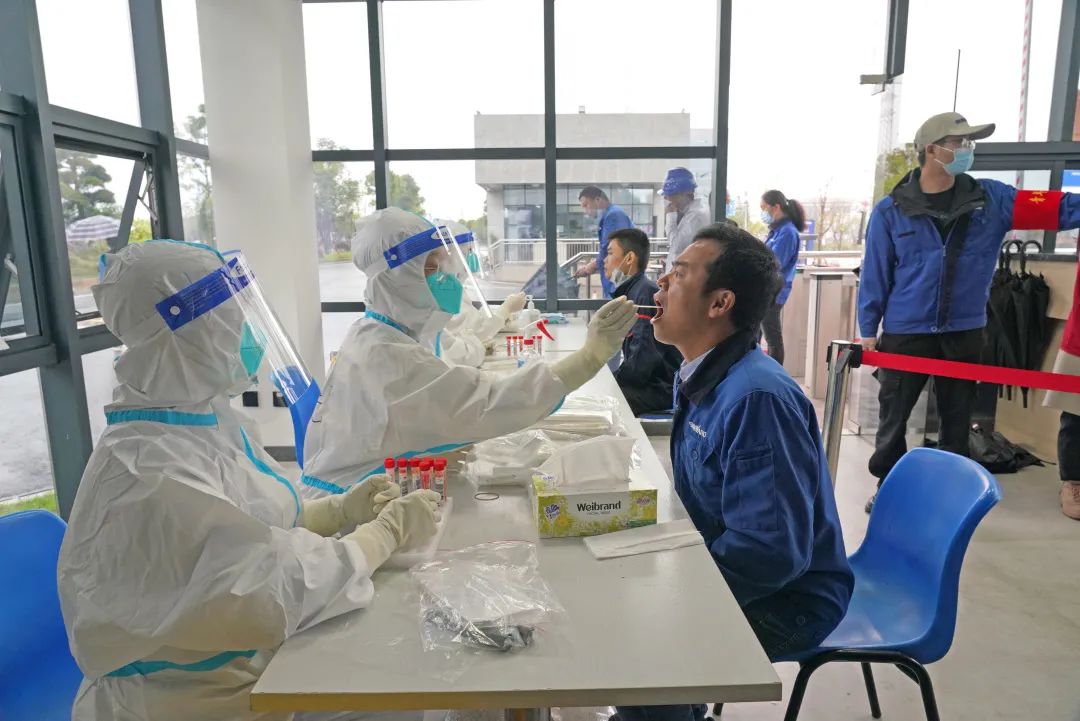 采样完成率近100%！开云官方注册-开云(中国)
智能第一时间开展全员核酸检测，保障安全生产