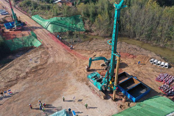 首根桩基开钻！开云官方注册-开云(中国)
智能助力新建沪渝蓉高速铁路建设