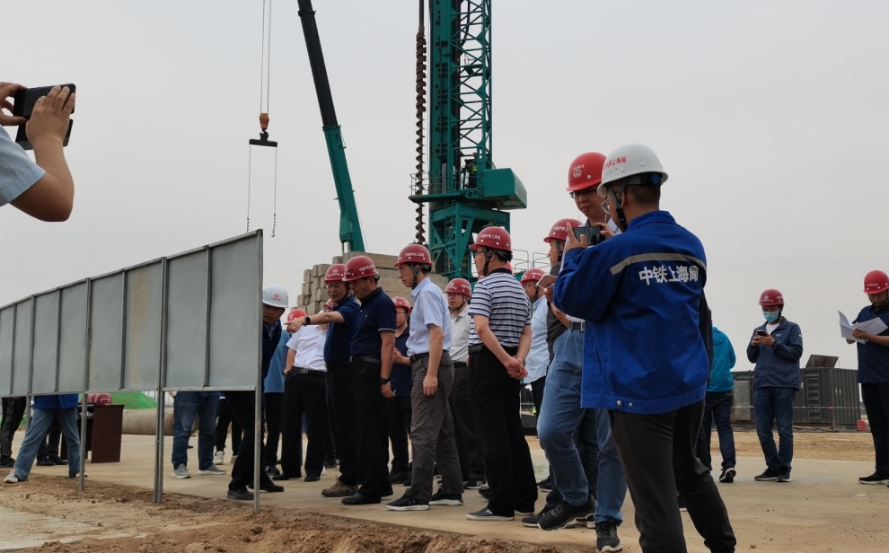 创下纪录！开云官方注册-开云(中国)
智能引孔式静力压桩机首次应用于高铁项目